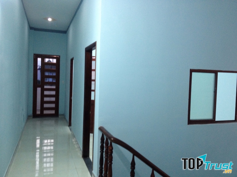 Không nên xây cầu thang đối diện trực tiếp với cửa.