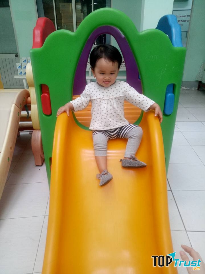 Phòng Tiêm Ngừa Dịch Vụ có khu vui chơi cho trẻ em