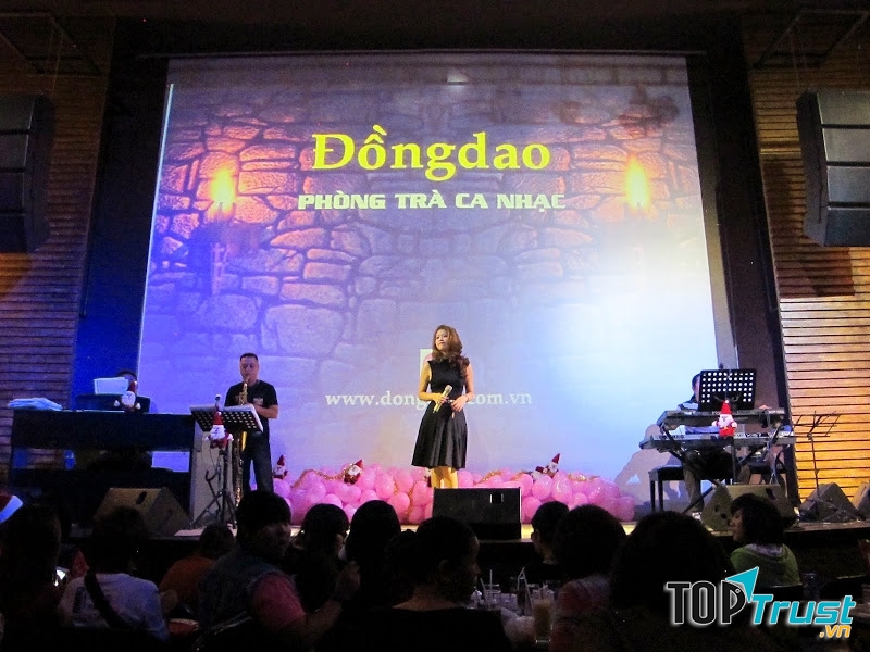 Đêm ca nhạc ở phòng trà Đồng Dao