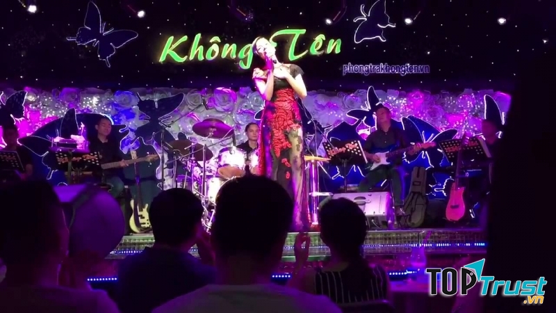 Ca sĩ Lệ Quyên thả hồn vào những bài hát trữ tình tại phòng trà Không Tên