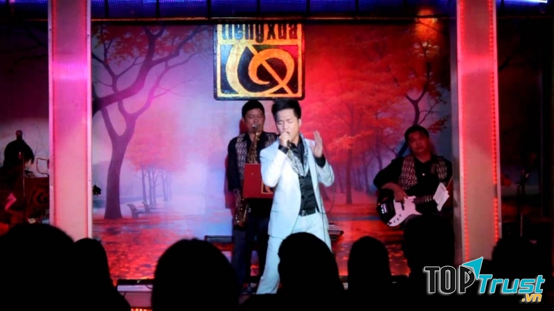 Phòng trà Tiếng Xưa là một nơi mang tâm hồn khán giả tìm lại những cung bậc cảm xúc xưa cũ qua những bản tình ca trữ tình sâu lắng