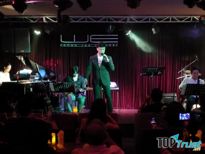 Không gian ấm cúng tại phòng trà WE