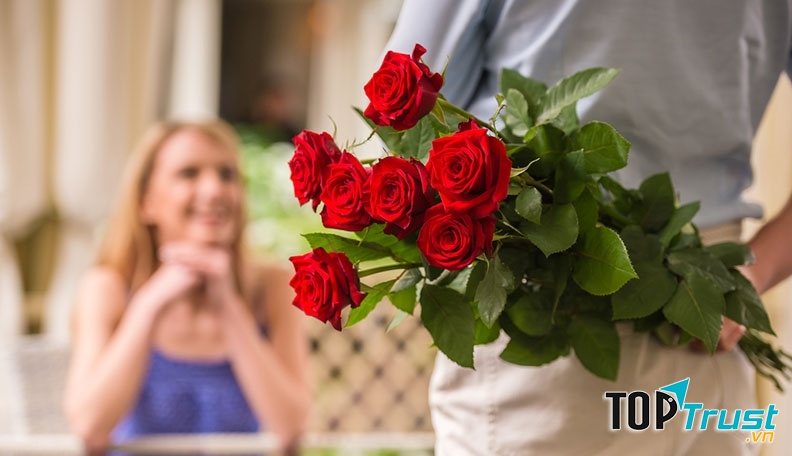 Tặng hoa cho người phụ nữ mình yêu đã trở thành truyền thống