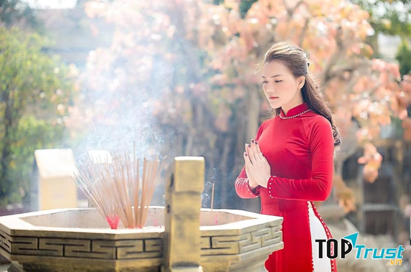 Áo dài chất vải bằng nhung giúp tôn nước da trắng ngần.