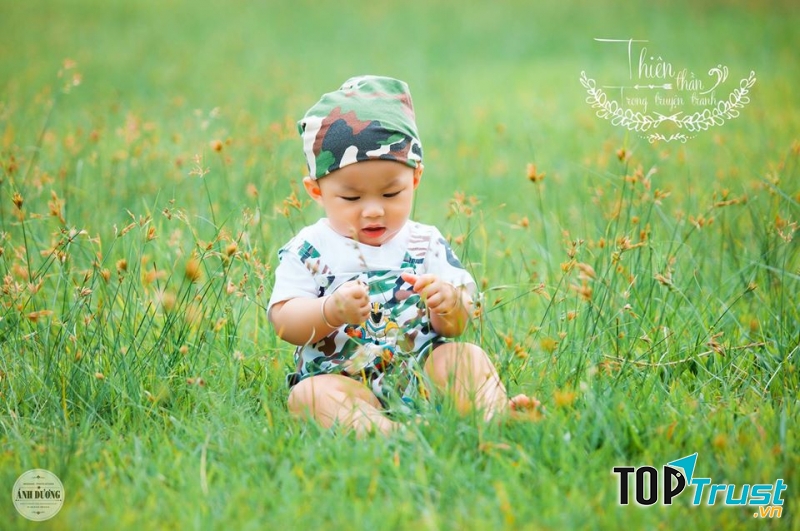 Bé bước ra từ truyện tranh