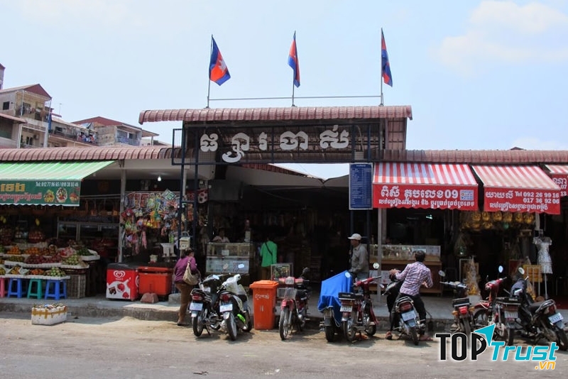 Hình ảnh cổng chợ khá cũ đúng kiểu chợ truyền thống