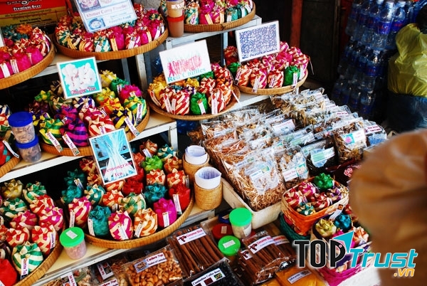 1 vài mặt hàng lưu niệm đẹp mắt ở chợ