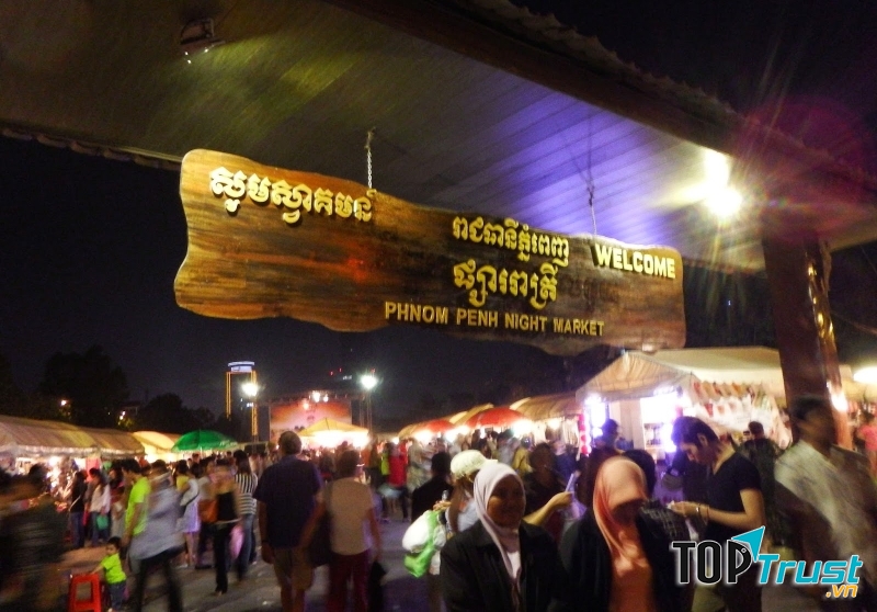 Mọi người ra vào Chợ Đêm tấp nập