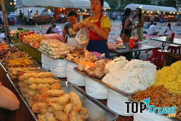 Quầy bán thức ăn hấp dẫn ở khu chợ