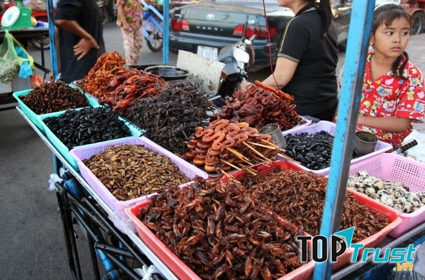 Xe đẩy đặc sản là những món ăn côn trùng ở chợ