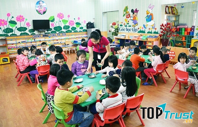 Bé chỉ thích ăn cơm chan canh phải làm sao.