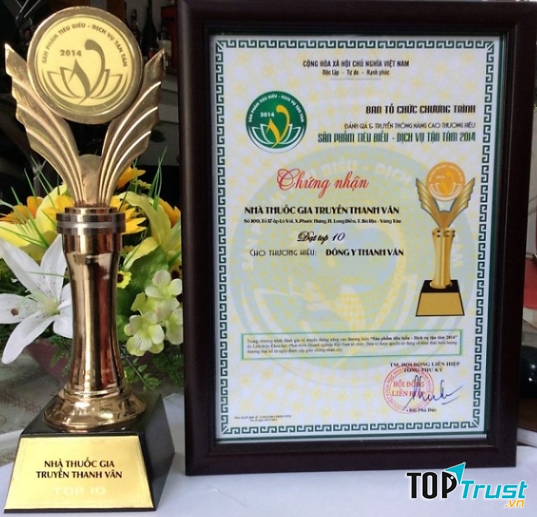 Cúp và giấy chứng nhận của thương hiệu Đông Y Thanh Vân