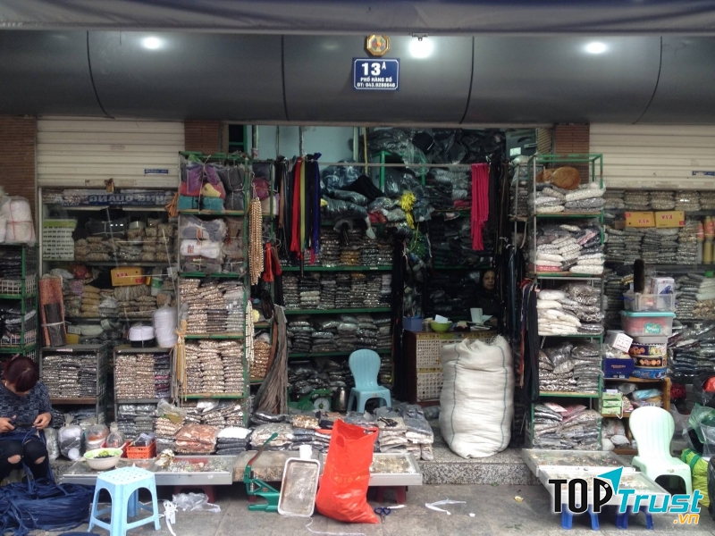Một góc phụ kiện may mặc phố Hàng Bồ