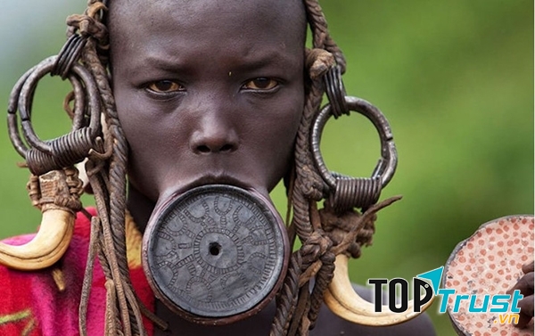 Chiếc đĩa trên miệng của phụ nữ Mursi