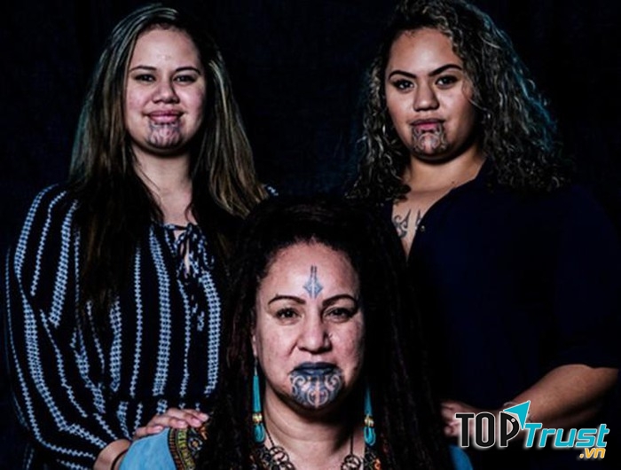 Phụ nữ Maori với những hình xăm trên mặt