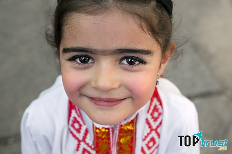 Lông mày giao nhau là may mắn, hài hòa