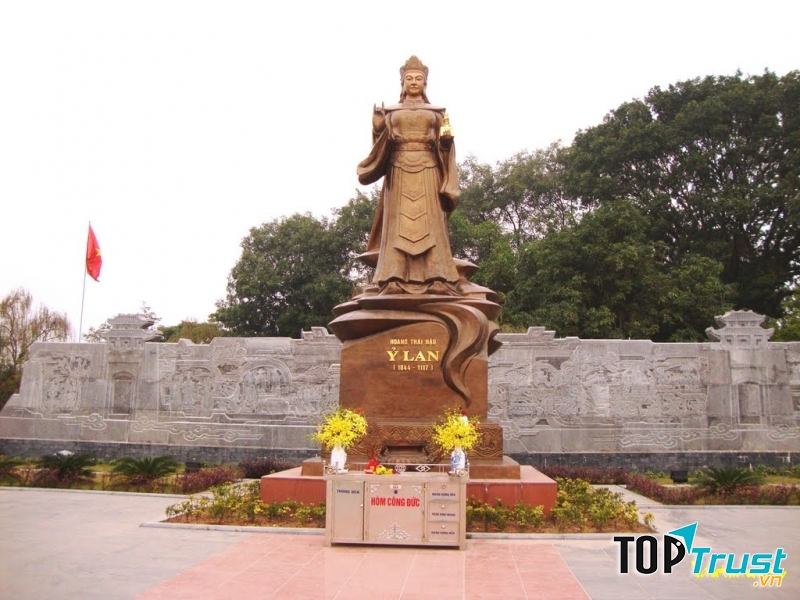 Tượng Nguyên phi Ỷ Lan