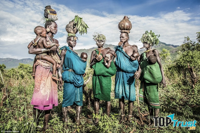 Phụ nữ xẻ môi lồng đĩa