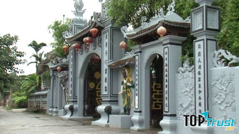 Cổng vào Phủ Quảng Cung