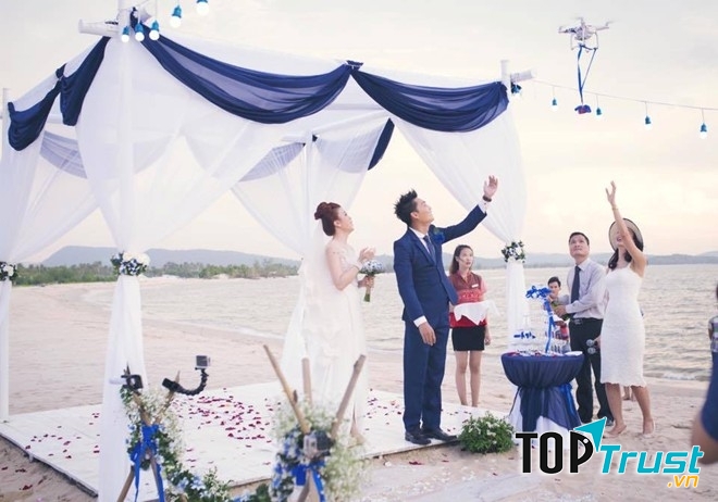 Biển xanh, nắng vàng, bãi cát trắng mịn mang đến cho các cặp đôi những phút giây lãng mạn