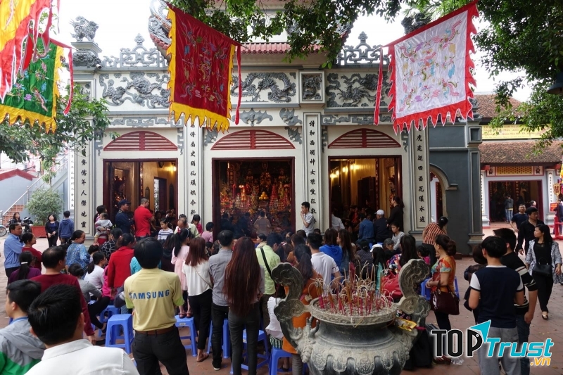 Người dân nô nức xem Hầu đồng ở Phủ Tây Hồ, thành tâm cầu may, lễ Phật mong nhân duyên trọn vẹn