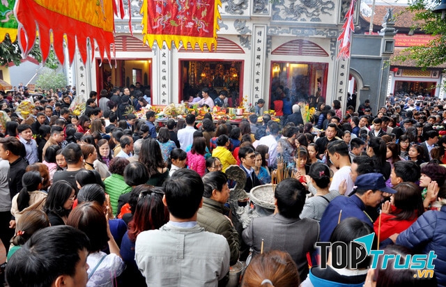 Nhân dân đi lễ Phủ Tây Hồ mỗi dịp đầu năm