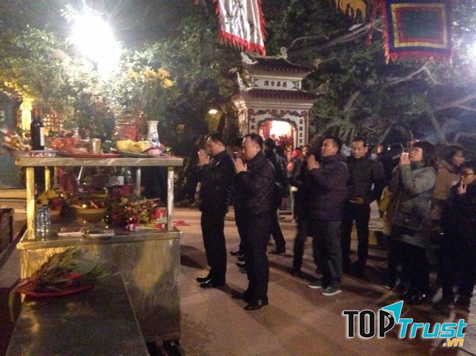 Bên trong Phủ, dòng người xếp hàng lễ cầu may đầu năm đông nghịt