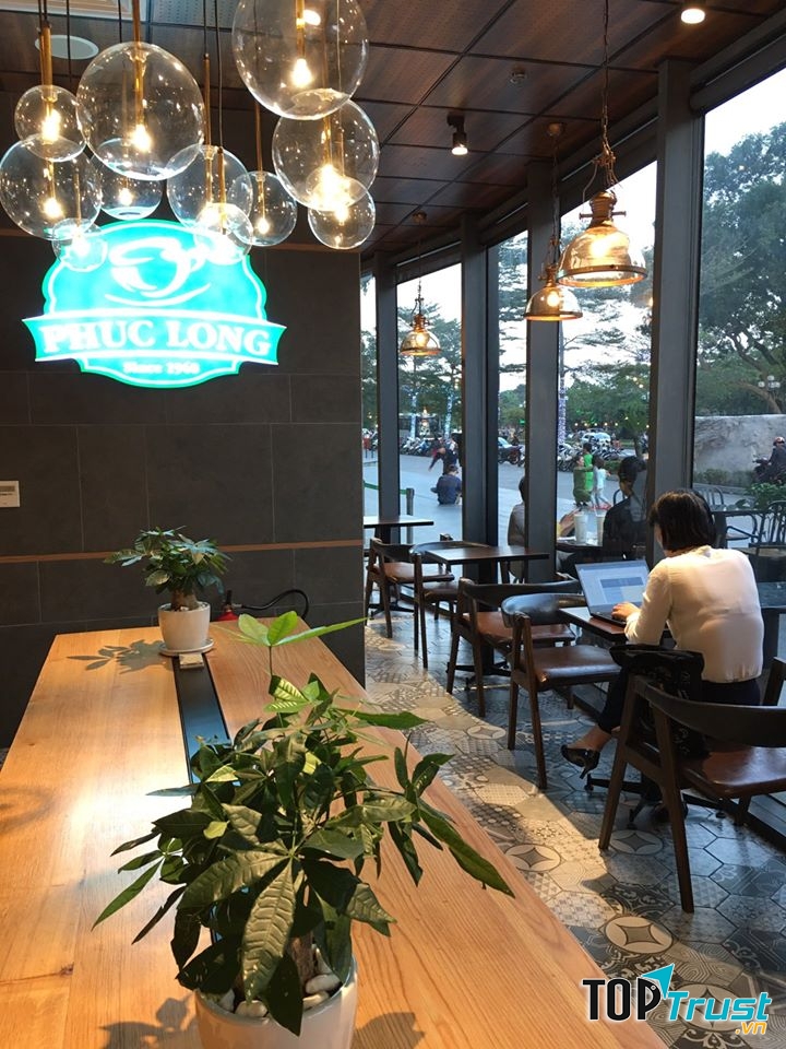 Không gian quán Phúc Long