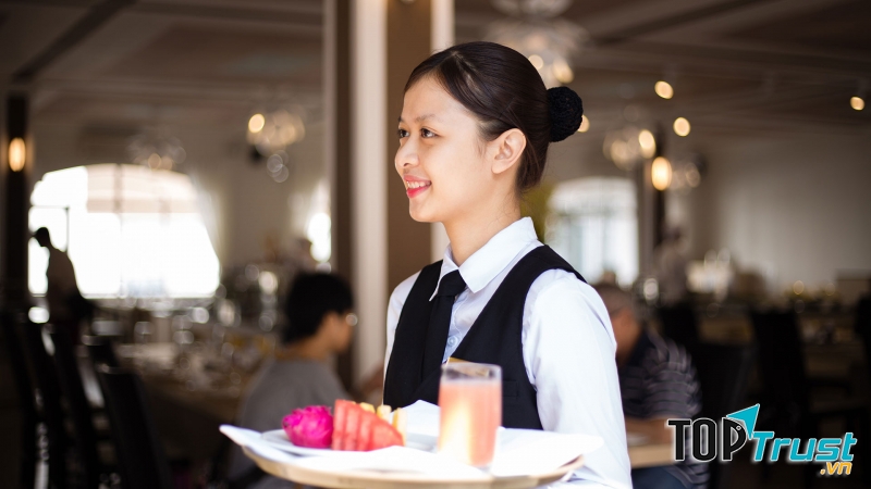 Công việc chính của các bạn là phục vụ thức ăn, thức uống cho khách hàng đến quán