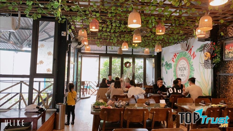 Không gian quán rộng rãi, thoáng mát, rất thích hợp cho hội họp gia đình, họp lớp, liên hoan, họp mặt gia đình