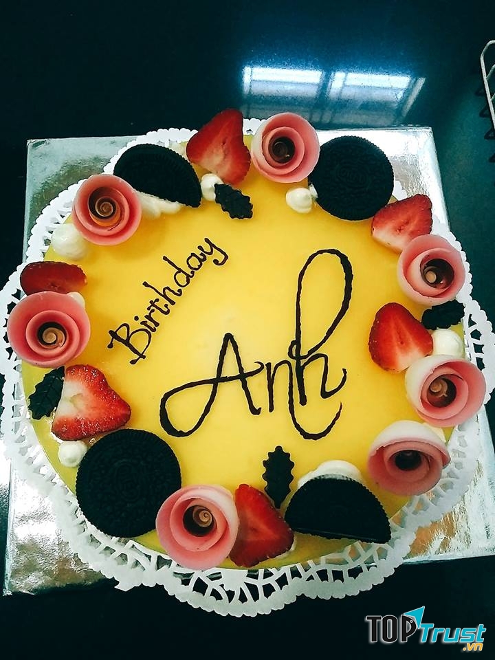 Hình thức bánh thường có màu sắc bắt mắt và sang trọng kết hợp nguyên liệu cao cấp