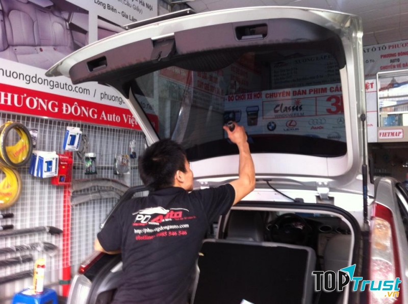 Nhân viên của Phương Đông Auto đang dán phim kính hậu