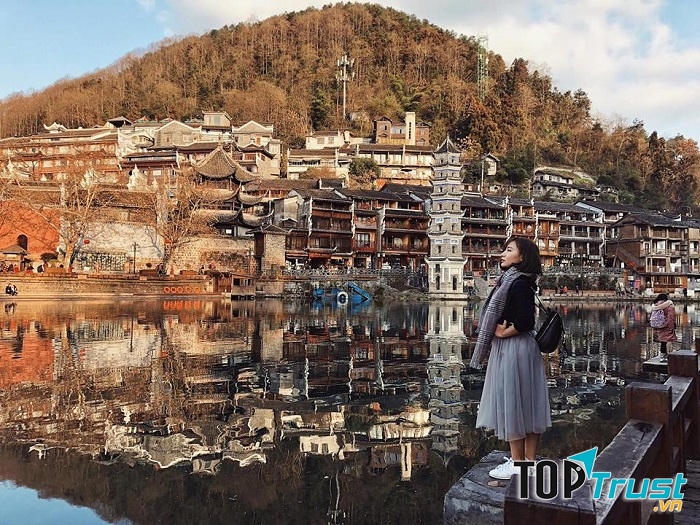 Phượng Hoàng Cổ Trấn