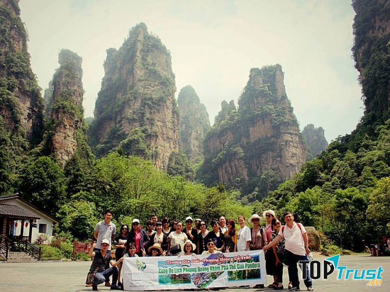 Đoàn khách tham quan, chụp ảnh trong tour Phượng Hoàng Cổ Trấn