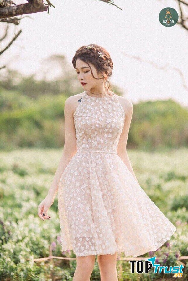Shop cực kỳ nhiều kiểu dáng, mẫu mã từ trang phục mặc hàng ngày đến váy vóc điệu đà sang chảnh.