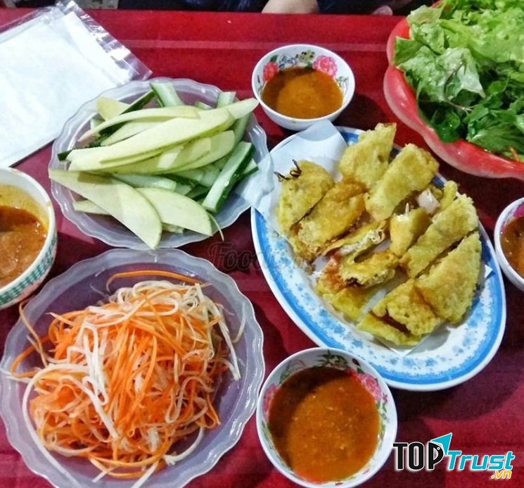 Bánh xèo được chuẩn bị rất nhanh, chưa mang đến bàn đã lan toả hương thơm trong gió.