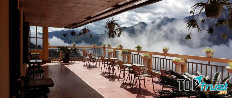 Du khách có thể ngắm nhìn quang cảnh núi non từ ban công và dùng bữa tại nhà hàng ngay trong khuôn viên.
