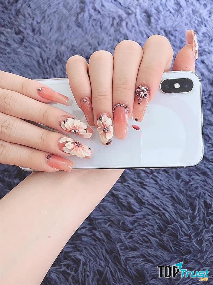 Phượng Nguyễn Nail cũng là một cái tên đáng để bạn cân nhắc lựa chọn nếu bạn muốn có một bộ móng đẹp nhé