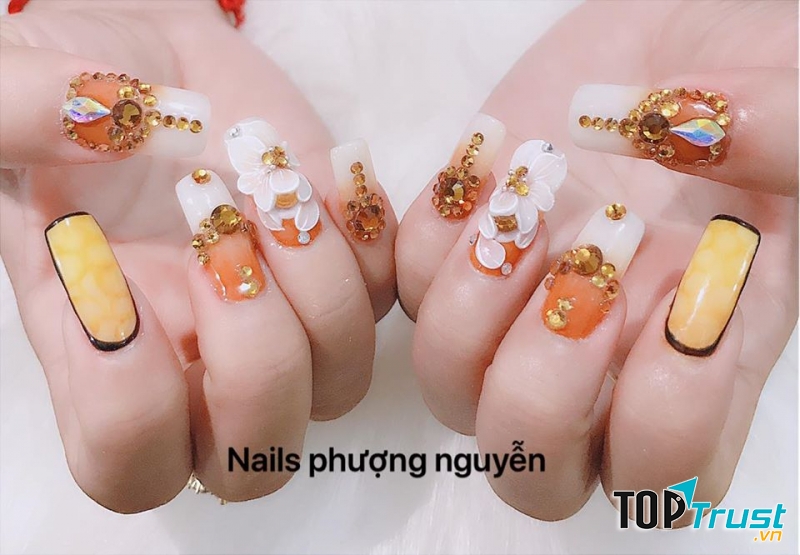 Tại đây  những thiết kế móng đính đá, vẽ họa tiết phức tạp trên tone nền sơn màu như tím, vàng, nâu, hồng… mang nét lôi cuốn đến lạ kỳ khiến biết bao cô nàng phải điên đảo