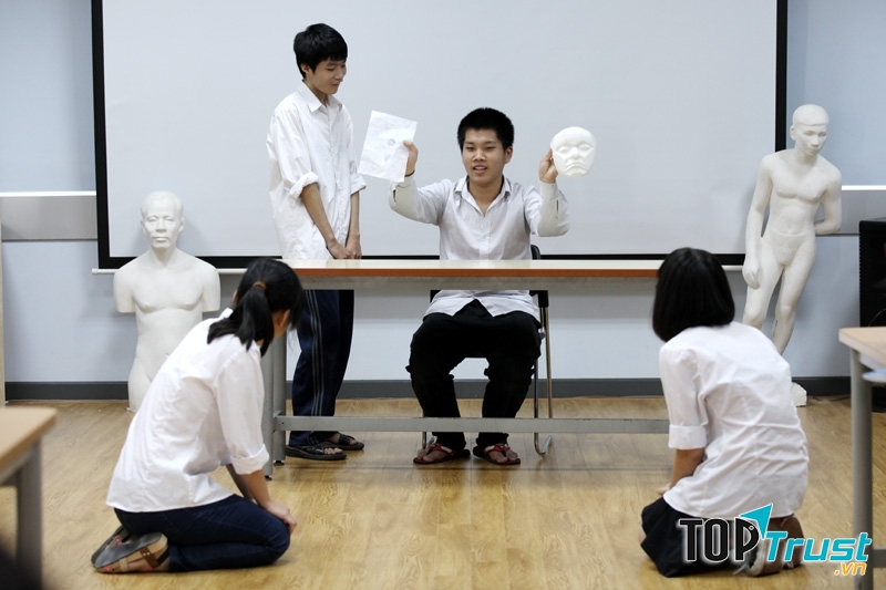 Các em học sinh đóng vai trong một giờ học