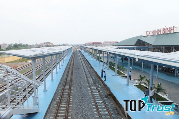 Ninh Bình có trục đô thị Tam Điệp – Ninh Bình nằm trên tuyến đường sắt Bắc-Nam.