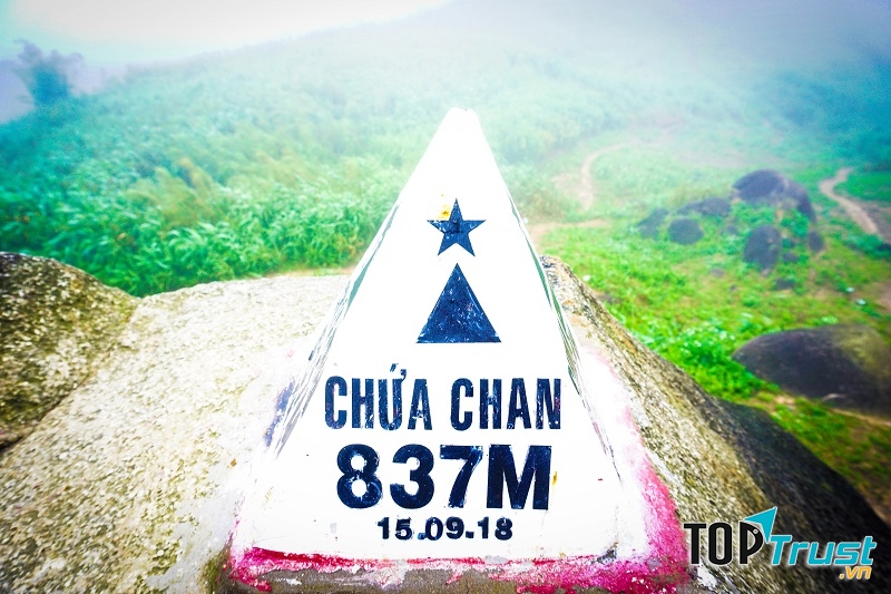 Trên đỉnh núi Chứa Chan