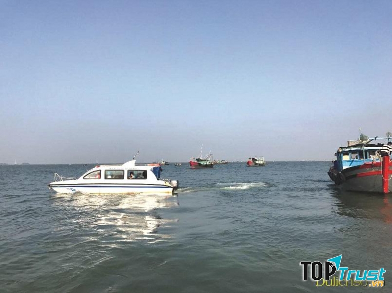 Bạn có thể di chuyển bằng phà, cano từ Hải Hà ra đảo Cái Chiên