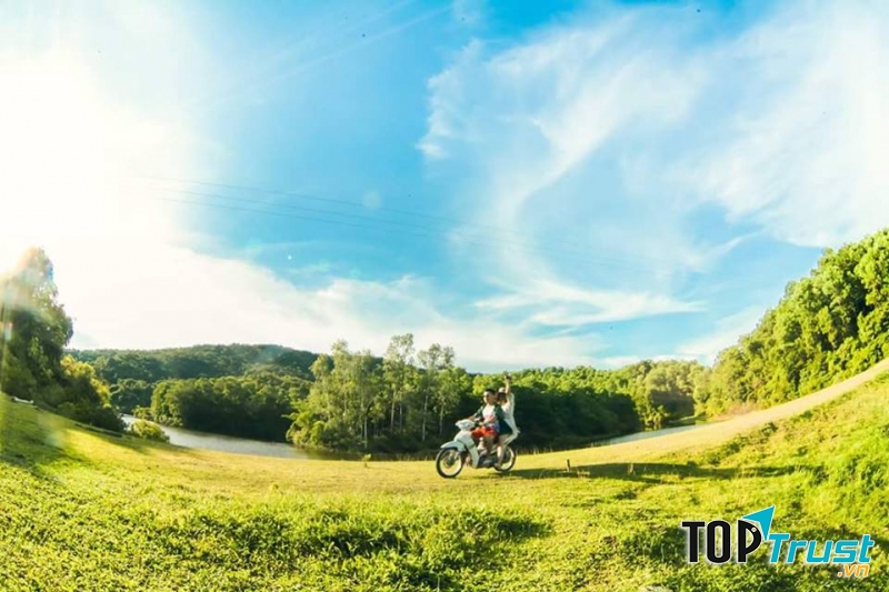 Khi đến đảo các bạn có thể di chuyển bằng cách thuê xe máy