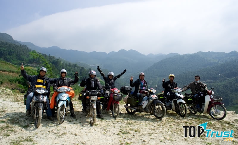 Các phượt thủ tham quan Hạ Long bằng xe máy