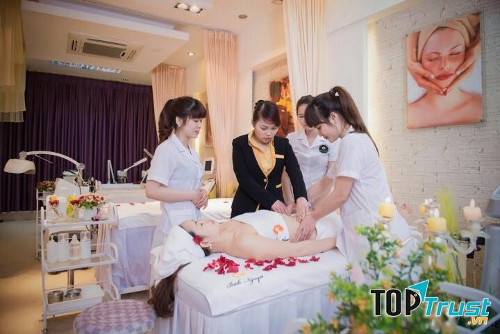 Giáo viên đang hướng dẫn học viên rất tận tình.