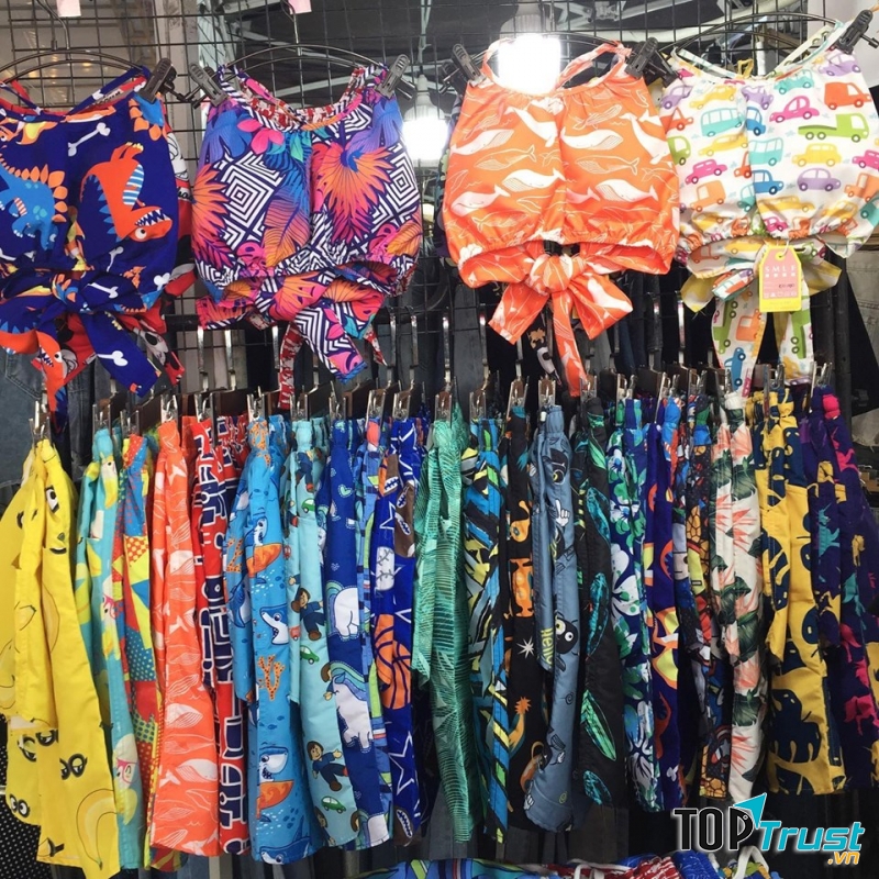 Kệ treo đầy các mẫu để khách thoải mái lựa chọn