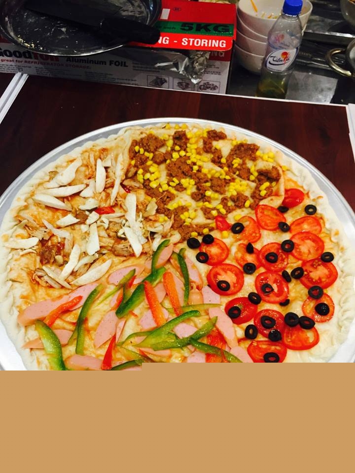 Chiếc bánh pizza của Pizza Chicken nhân rất đa dạng