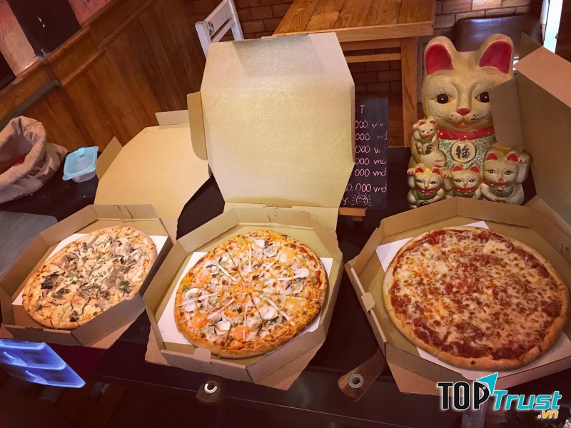 Pizza Củi là do quán sử dụng lò nướng củi theo phong cách Italia truyền thống