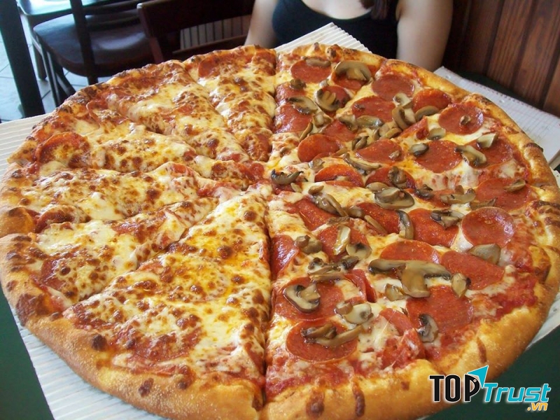 Hấp dẫn nhất phải kể đến loại pizza đặc biệt kết hợp hai trong một.
